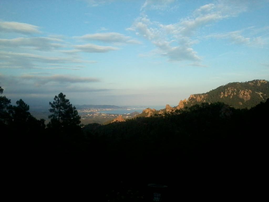 爱斯特尔全海景住宿加早餐旅馆 Saint-Jean-de-l'Esterel 外观 照片